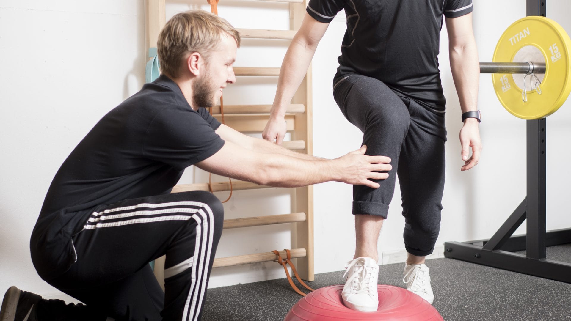 Fysioterapeut Simon Bork Nielsen viser knæøvelser til forebyggelse af slidgigt / Artrose i knæet
